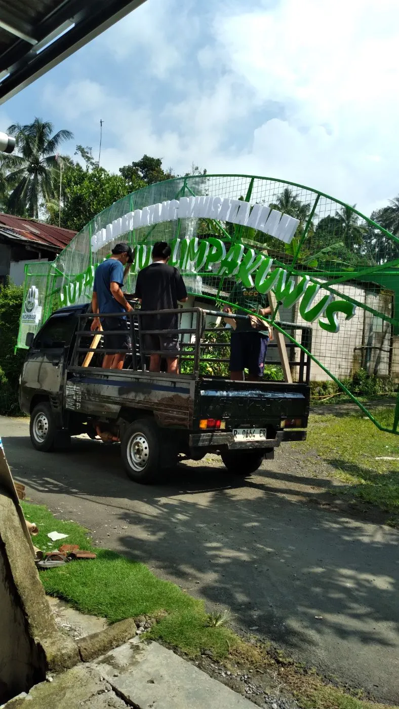 Letter Sign Hutan Pinus Limpakuwus foto 1