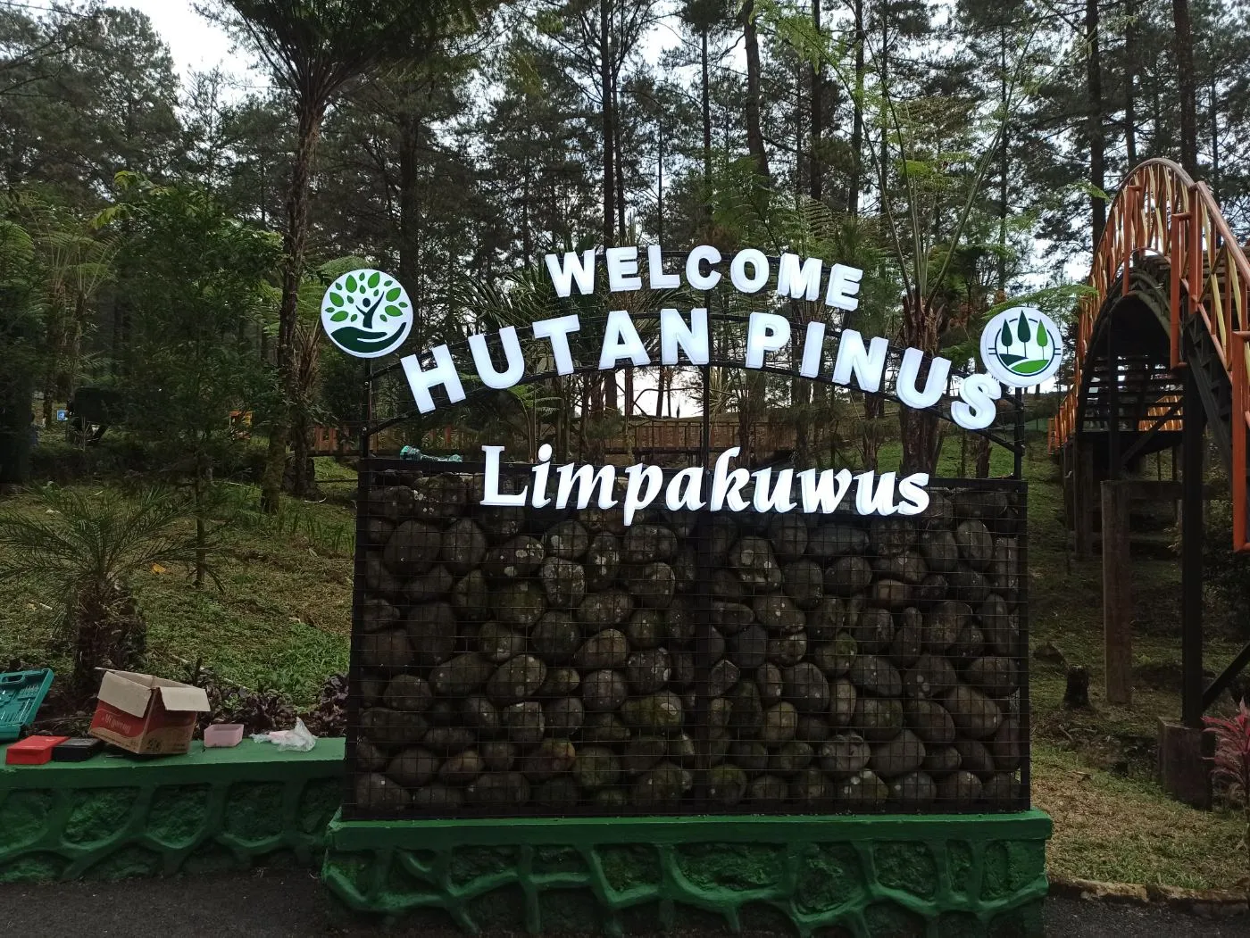 Letter Sign Hutan Pinus Limpakuwus foto 3