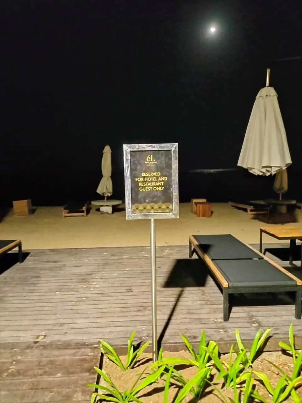 Papan nama foto 1