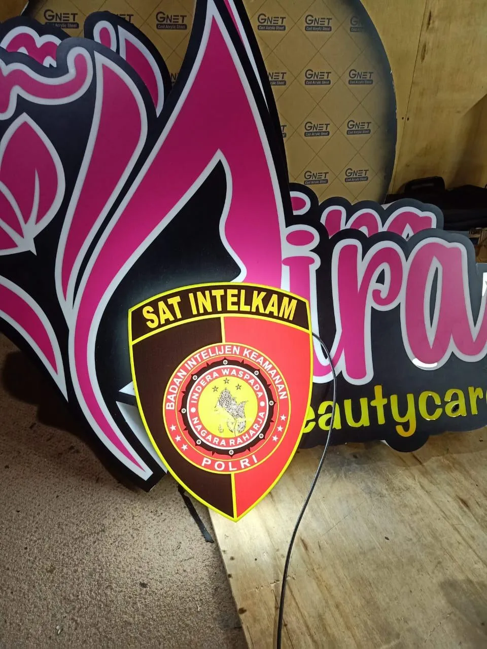 NEON BOX foto 1