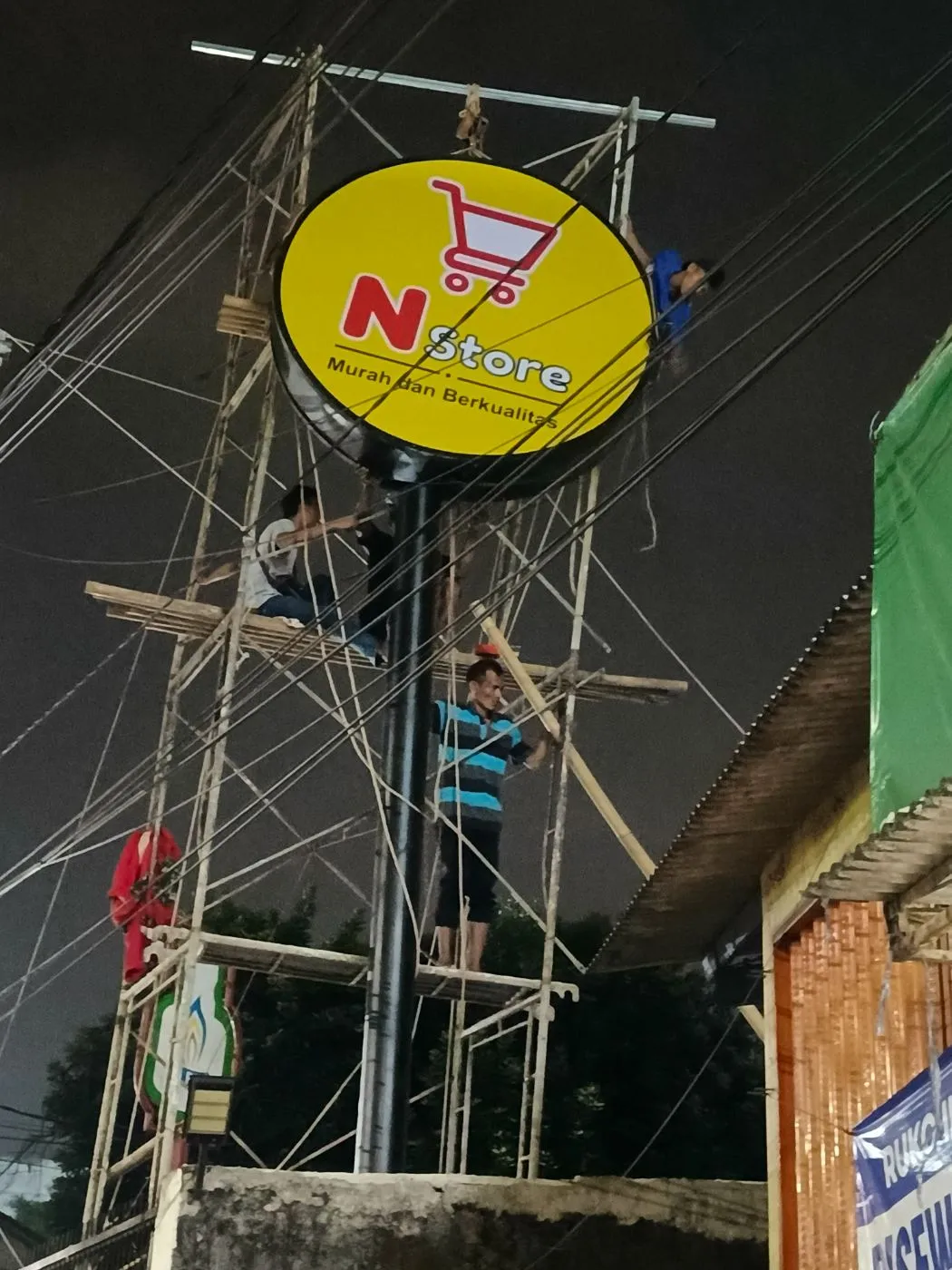 Neon box N Store foto 1
